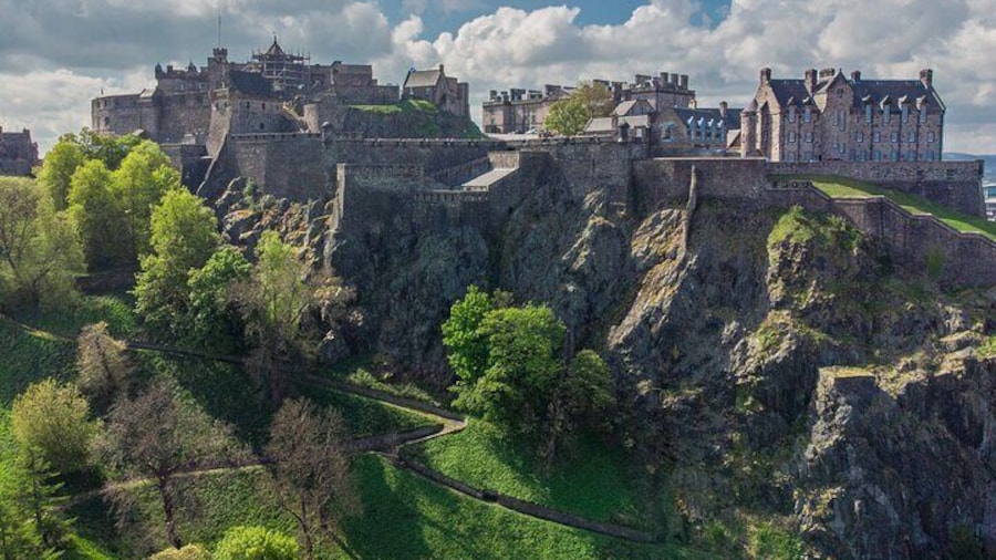 Edinburgh Castle: Guided Walking Tour with Entry Ticket