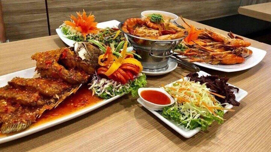 Half Day Damnoen Saduak Floating Market with Thai Halal Set Lunch