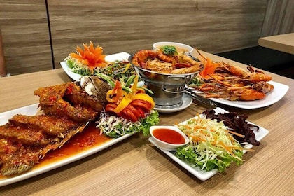 Half Day Damnoen Saduak Floating Market with Thai Halal Set Lunch