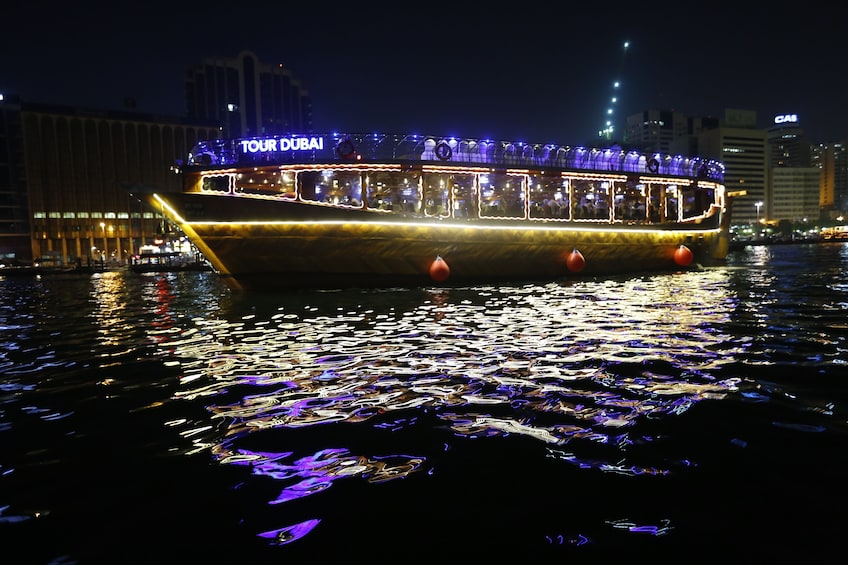 Apri foto 2 di 7. Evening boat tour in Dubai