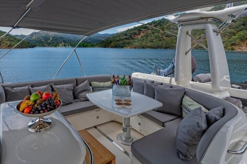 Private Sightseeing Cruise on Luxury Yacht in Istanbul Bosphorus