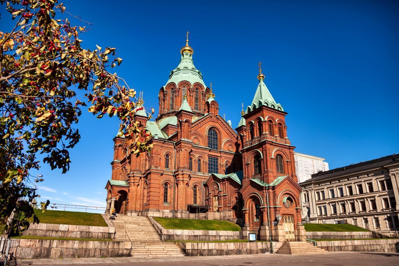 Helsinki Private Airport transfer with 1-Hour City Highlights Ride