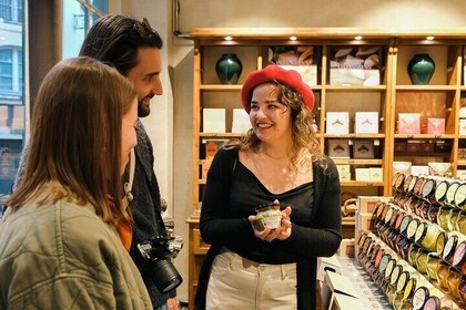 Intimate Montmartre Art & Gourmet Stroll – Private Experience