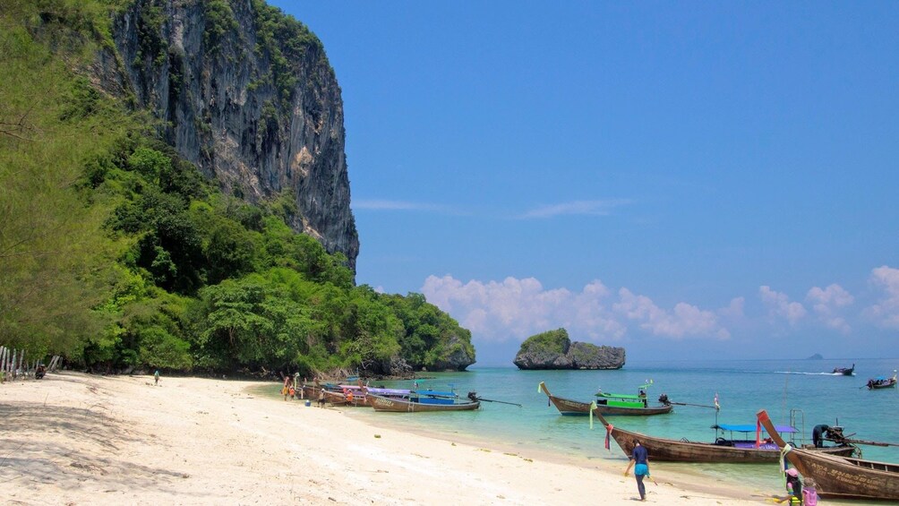 4 Island Tour by Traditional Big Longtail Boat from Krabi