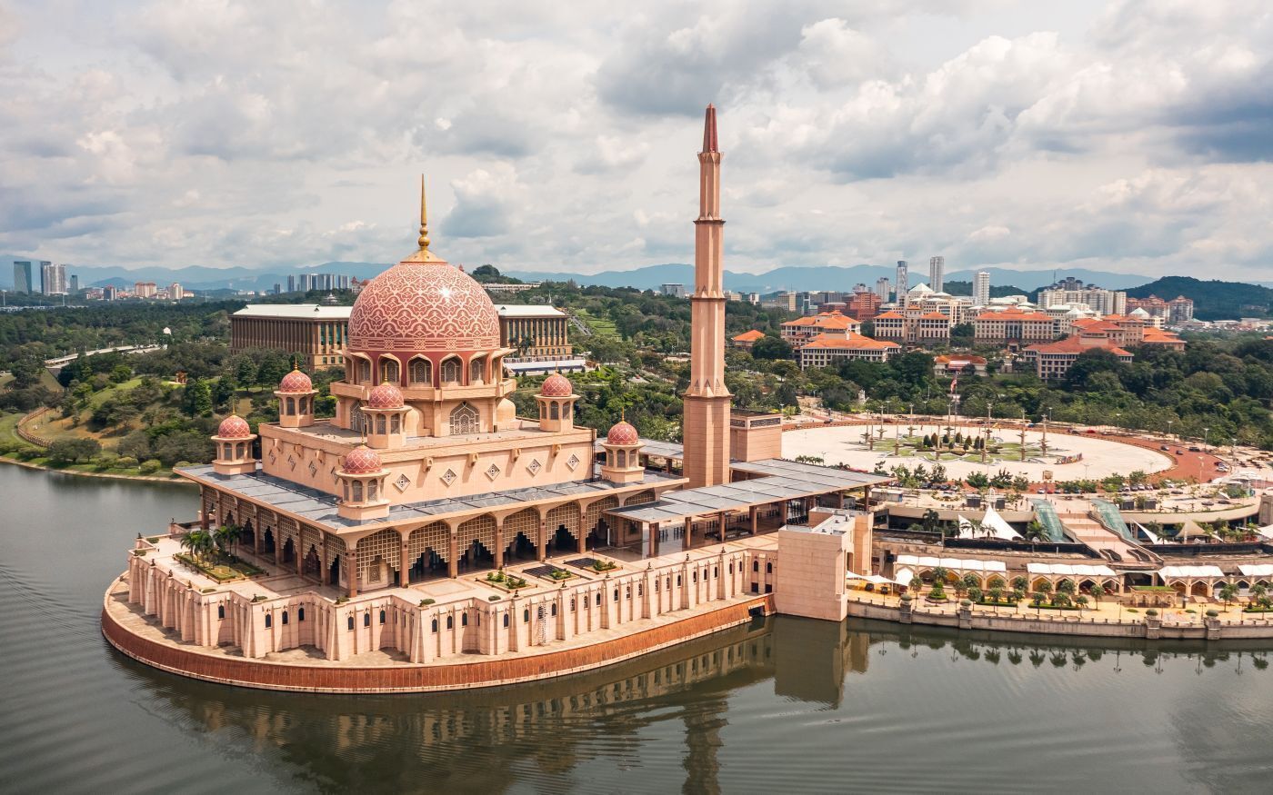 Putrajaya Day Tour from Kuala Lumpur: Pink Mosque & Serene Lakes Ride