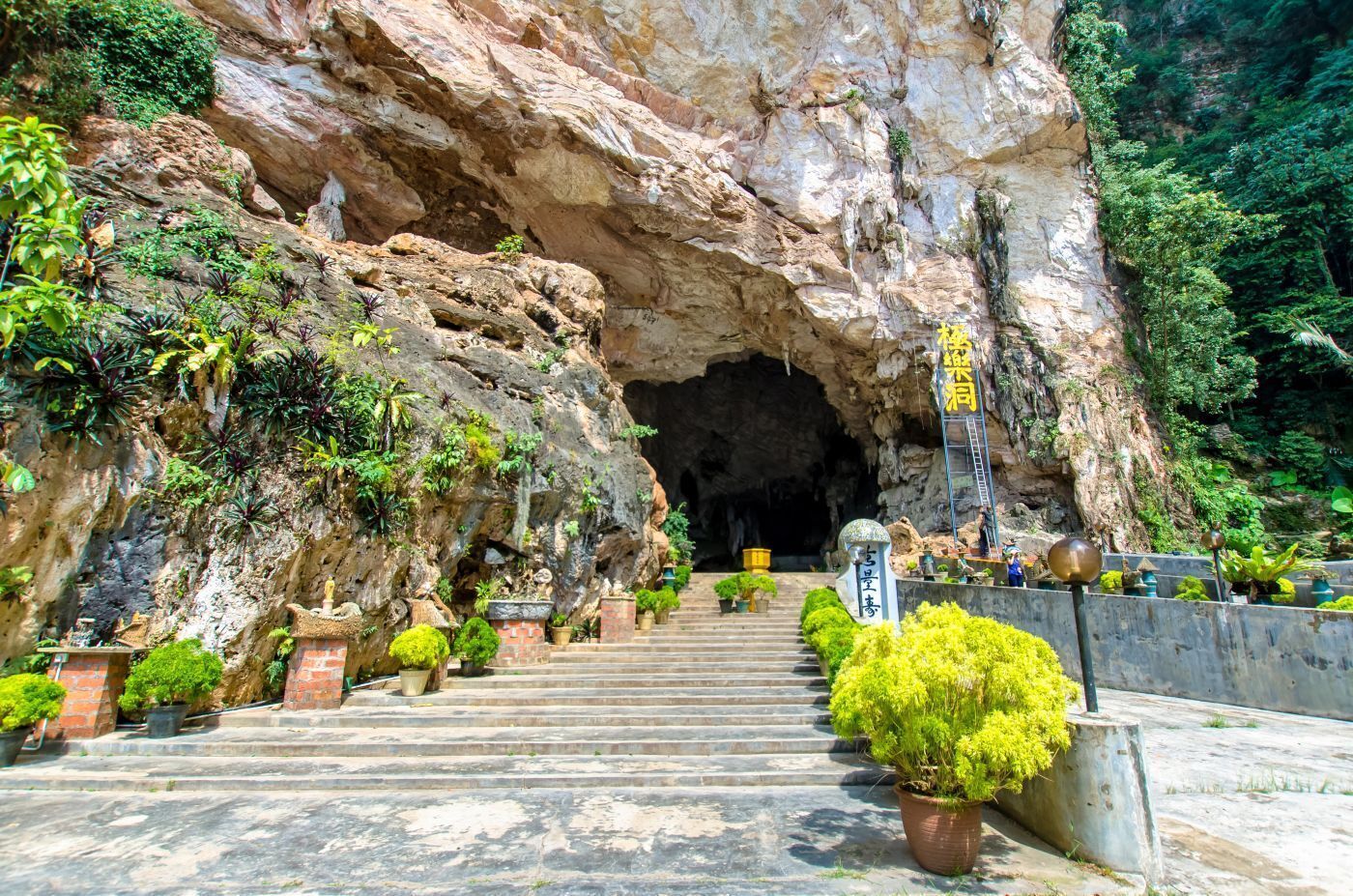 Ipoh Day Tour from Kuala Lumpur: Heritage Streets & Cave Temples Ride