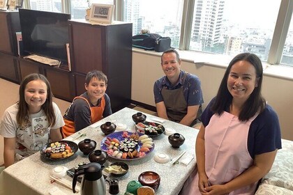 Private Tsukiji Market Tour and Sushi Making at a Local Home