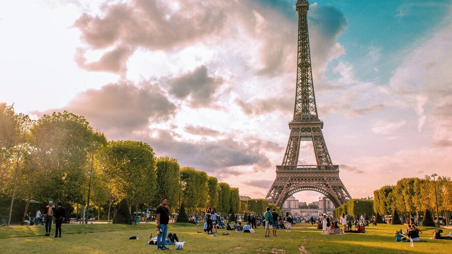 Paris Highlights Guided Tour: Eiffel Tower Access & Versailles Palace Visit