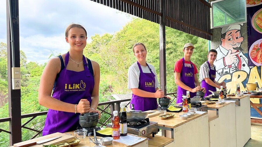 Chiang Mai: Thai Cooking Class at Grand Canyon & Market Tour