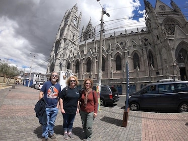 Quito City Tour + Teleférico + Mitad del Mundo Tour (jaetut pienryhmät)