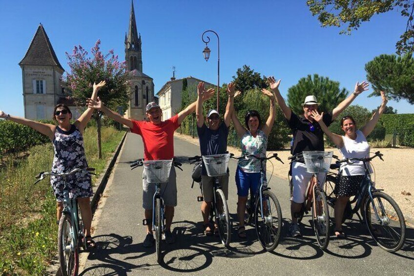 "Explore Saint-Émilion on e-Bikes: Small Group, Full-Day Tour"