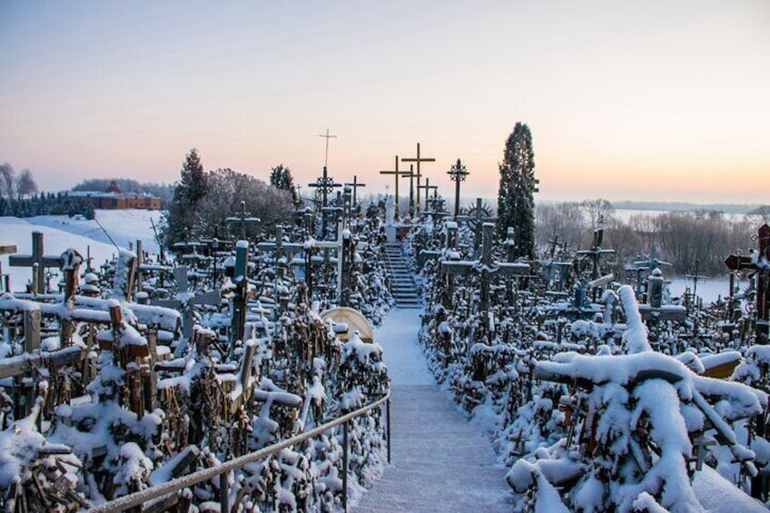 From Riga: Hill of Crosses & Enchanting Jelgava Group Tour