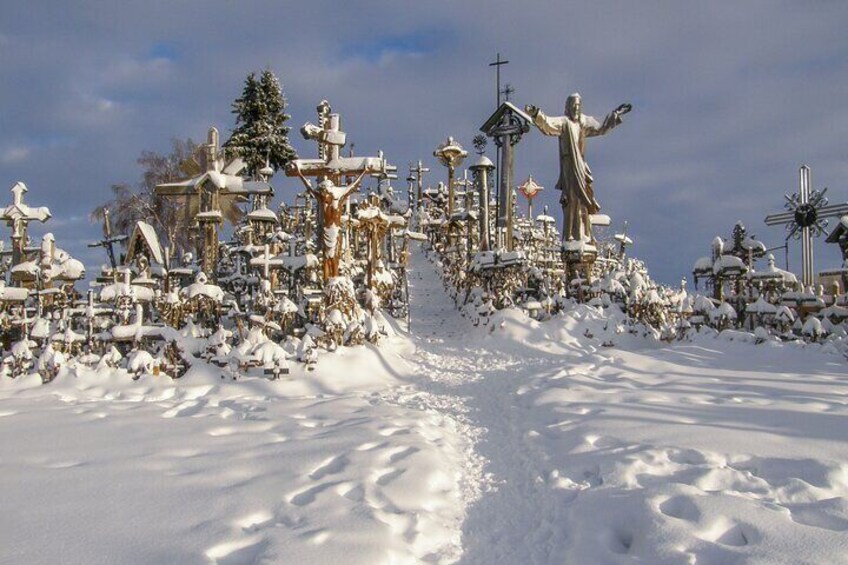 From Riga: Hill of Crosses & Enchanting Jelgava Group Tour