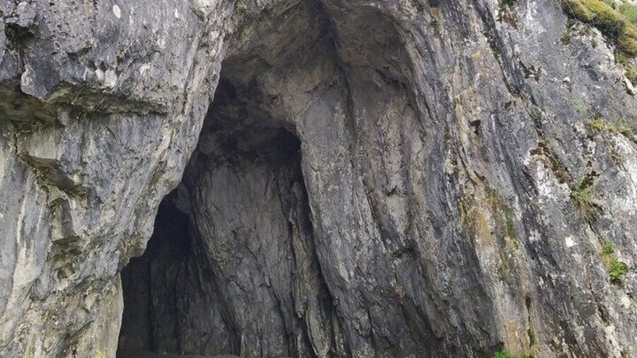 Balcarka Cave Portal: thousand-year-old traces, rich stalactites, and a mysterious labyrinth.