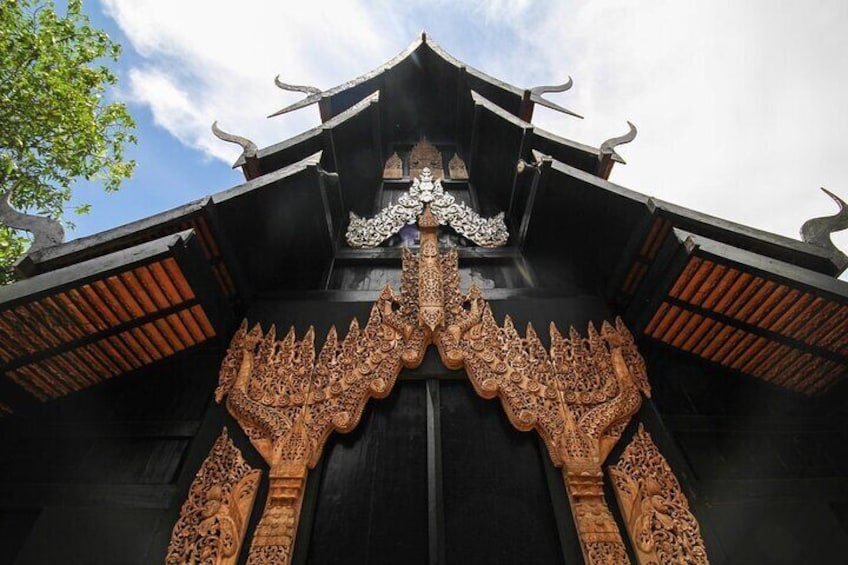 Full-Day Private Tour to Chiang Rai White and Blue Temples