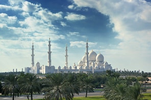 Abu Dhabi: Premium City Tour with Etihad Towers Ticket