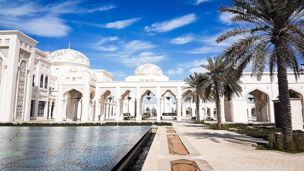 Abu Dhabi: Premium City Tour with Etihad Towers Ticket