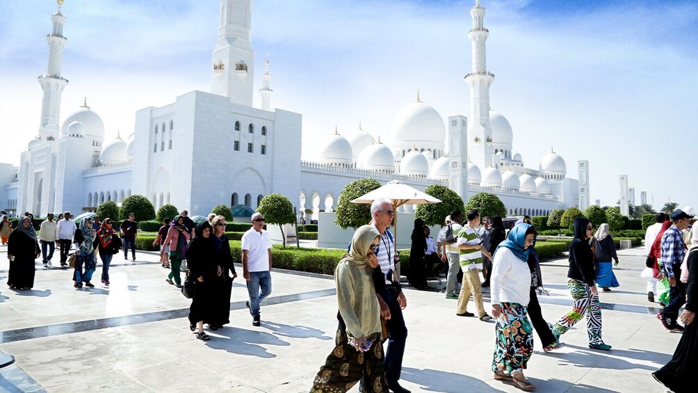 Abu Dhabi: Premium City Tour with Etihad Towers Ticket