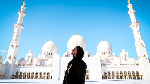 Tour della città premium di Abu Dhabi da Dubai con OceanAir