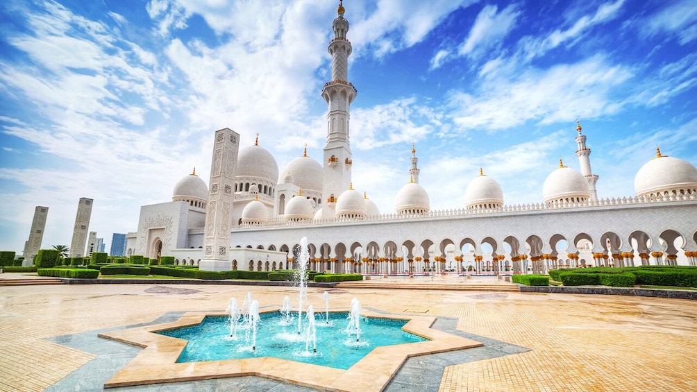 Abu Dhabi Sheikh Zayed Mosque Half-Day Tour from Dubai