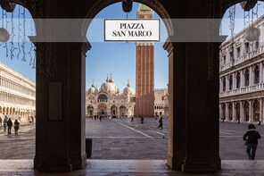 Fabulous Venice: Palazzo Ducale, Basilica, glass & gondola