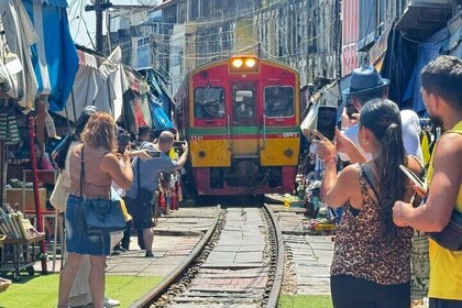 Train Ride to Railway and Floating Market and Temple Private tour