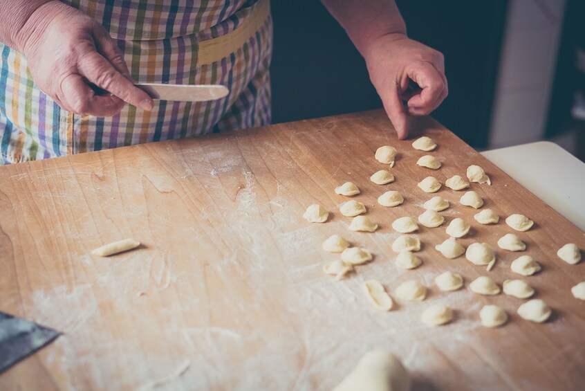 Bologna: Traditional Home Cooking Class with Lunch or Dinner