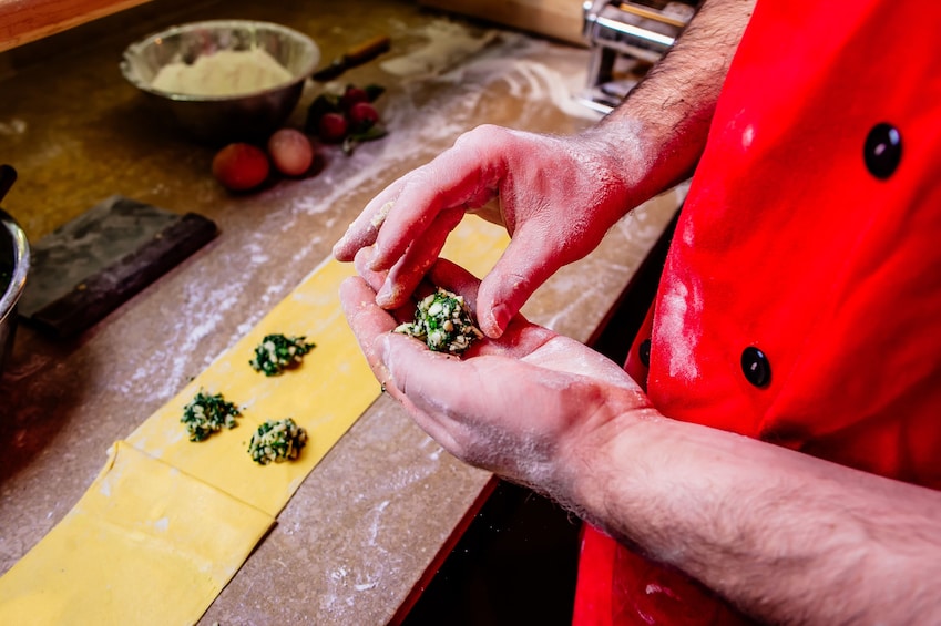 Bologna: Traditional Home Cooking Class with Lunch or Dinner