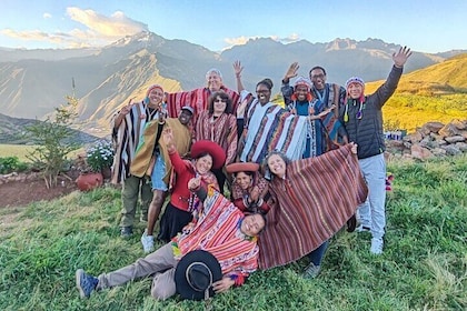 Machu Picchu Overnight Tour with Andean Weaving Experience