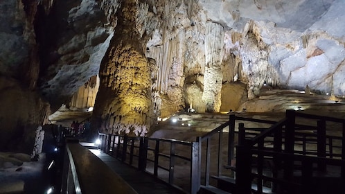 Descubre Paradise Cave desde Hue