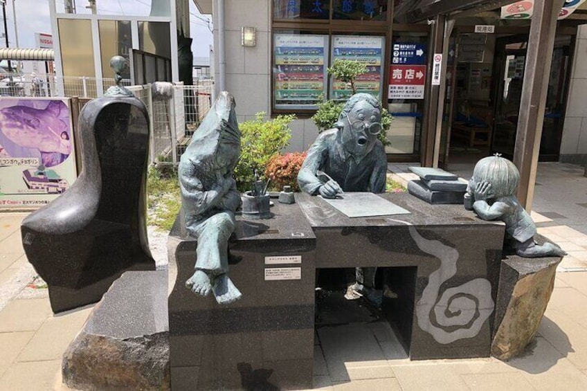 This is a very popular spot in Sakaiminato City – the birthplace of the manga artist Mizuki Shigeru. More than 150 bronze statues of various spirits line the area from in front of Sakaiminato Station