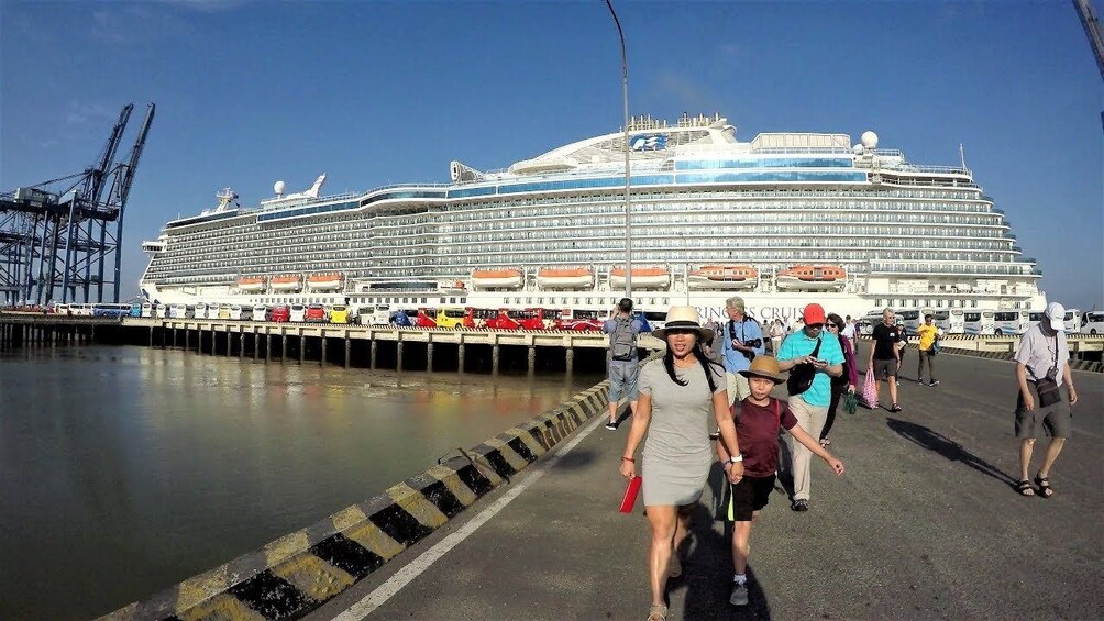 Cruise ship passengers in Ho Chi Minh City