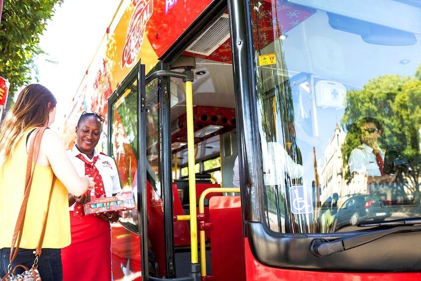 Charger l’élément 4 sur 10. Woman welcomes guests on Hop On Hop Off Bus