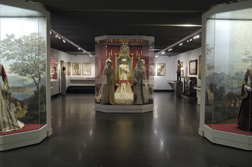 Foto 1 von 8 laden Inside Benaki Museum of Greek Culture