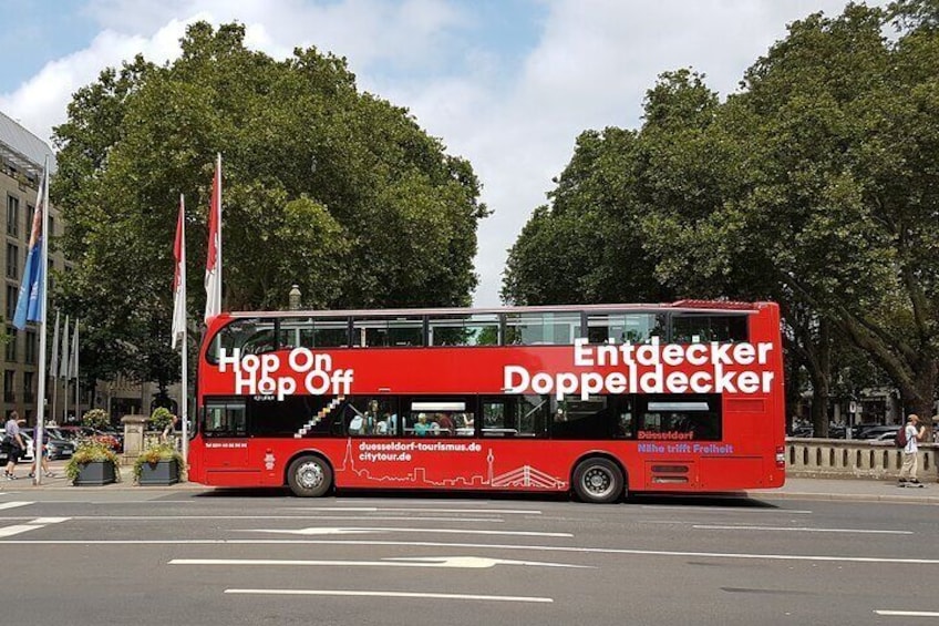 Hop-on hop-off tour in Düsseldorf in a double-decker bus