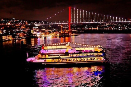 Crucero con cena por el Bósforo y espectáculo nocturno turco con mesa priva...