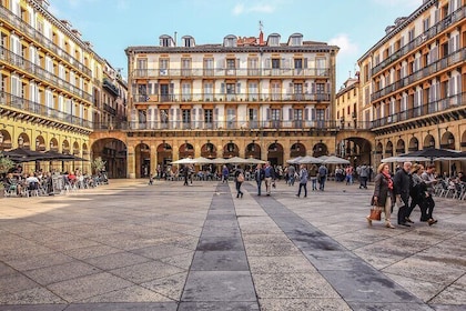 San Sebastian: Old Town Exploration Game and Tour