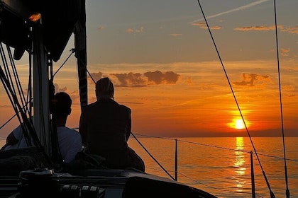 Zonsondergang Zeilen langs de kust van Marbella vanuit Puerto Banus