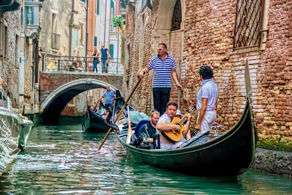 Traslado compartido en góndola con serenata en Venecia.