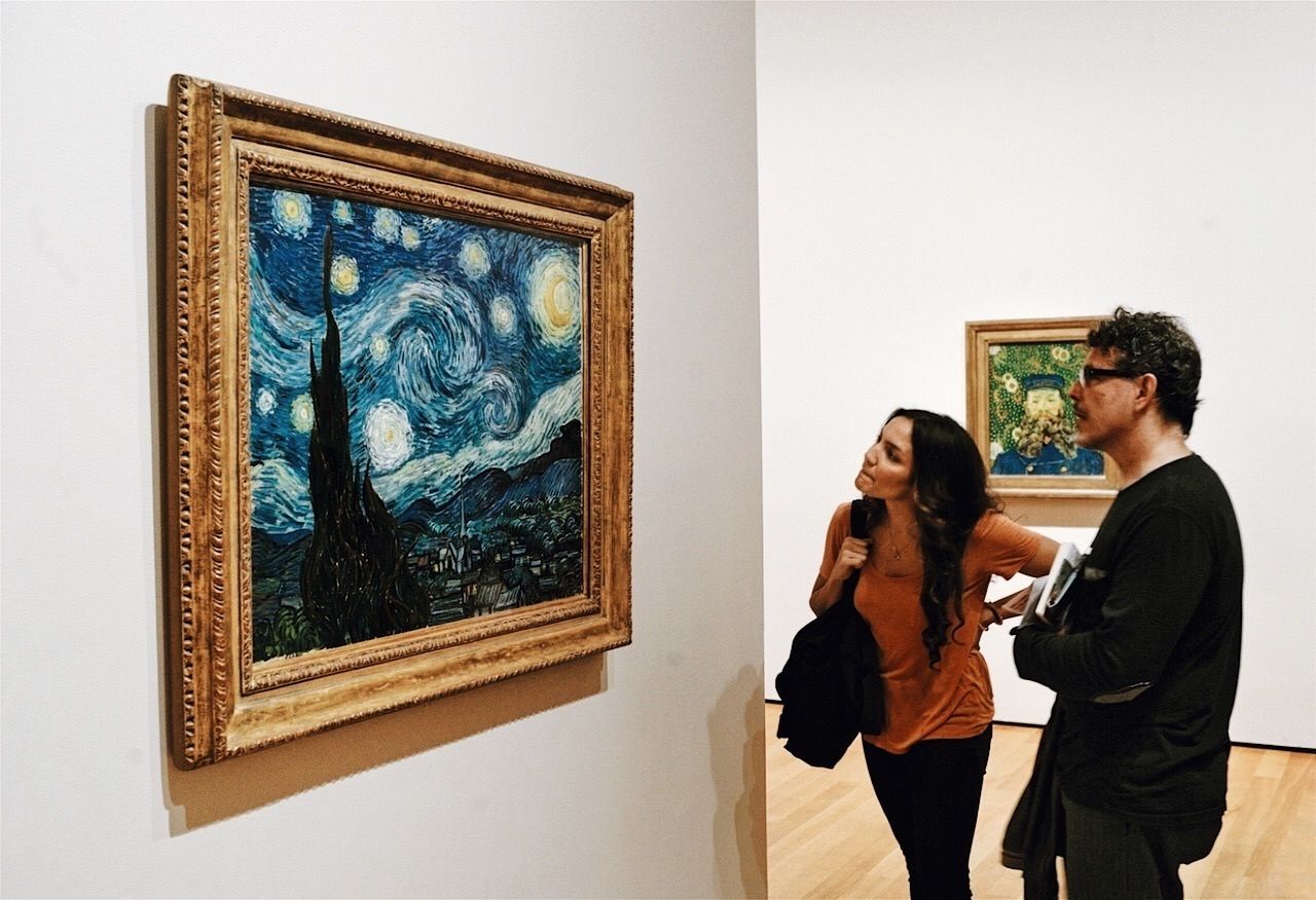 Перед какой картиной. Звездная ночь Ван Гог в музее. Люди в картинной галерее с картиной Ван Гога. Звездная ночь Ван Гога в музее современного искусства Нью Йорк. Винсент Ван Гог Звёздная ночь оригинал который висит в музее.
