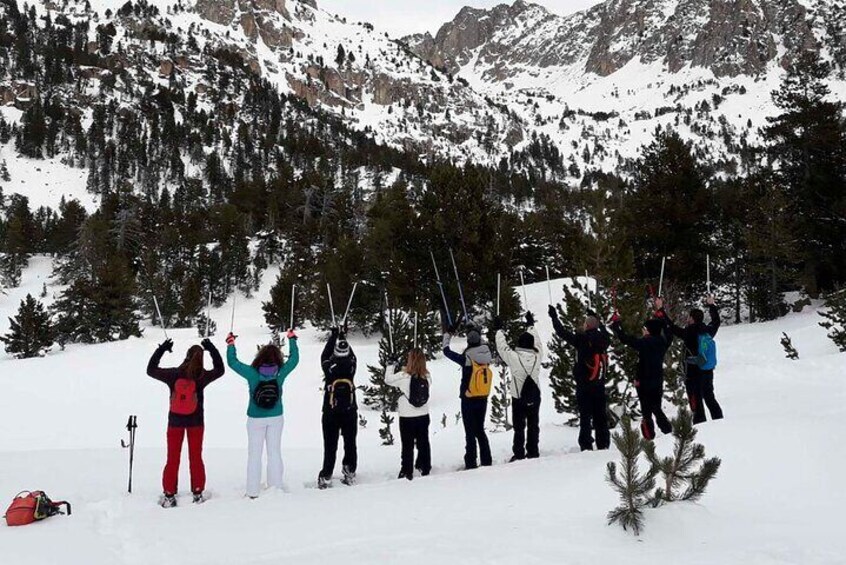 group photo during the snowshoe route