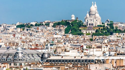 Montmartre Pariisissa asiantuntijaoppaan kanssa