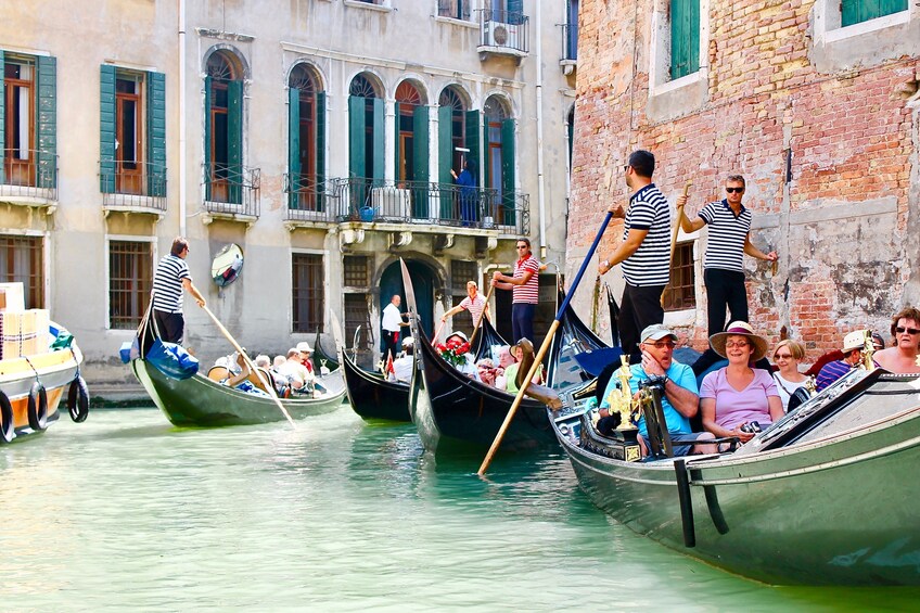 Walking Tour & Gondola Ride: combined city tour!