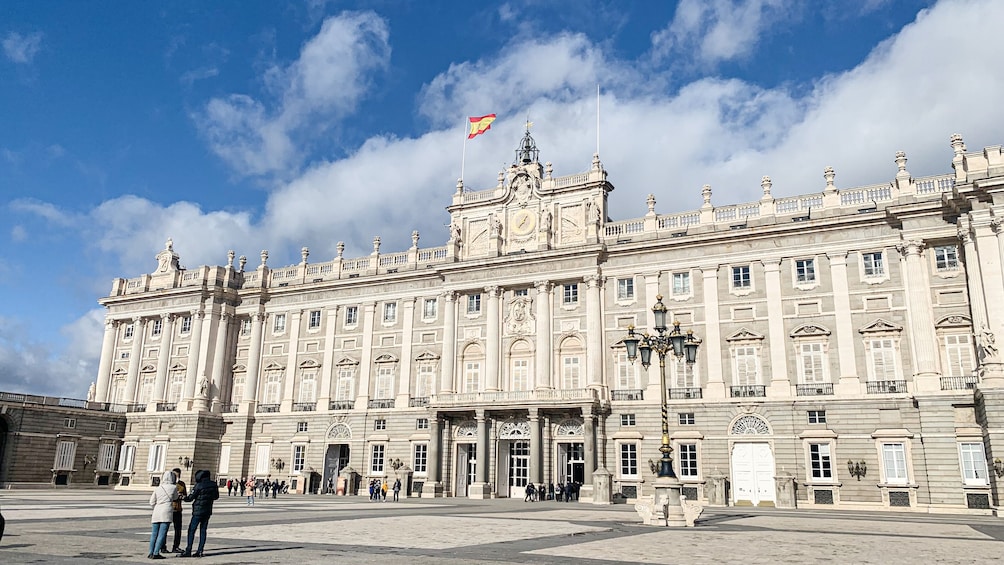 Royal Palace of Madrid Guided Tour and Flamenco Show with Tapas