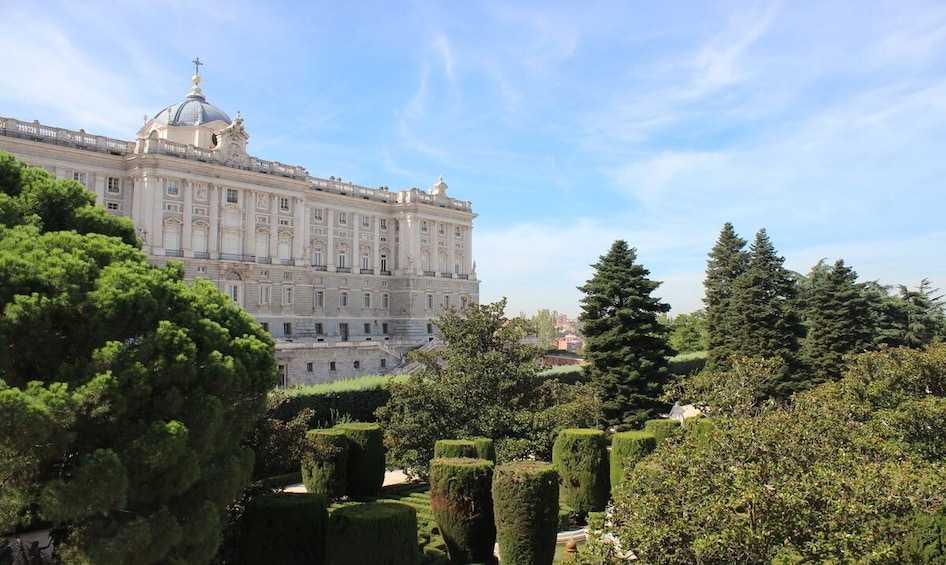 Royal Palace of Madrid Guided Tour and Flamenco Show with Tapas