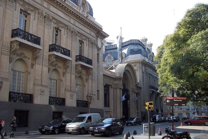 Walking Tour of the Recoleta Neighborhood in Buenos Aires 