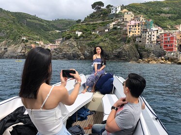 Private Sunset Boat Tour Along the Cinque Terre with Tasting