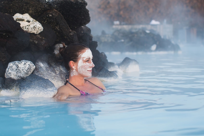 Carregar foto 1 de 10. Woman in a facial mask sits in the Blue Lagoon in Iceland
