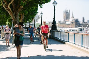 Small Group Thames River Bike Tour with Beer Tasting