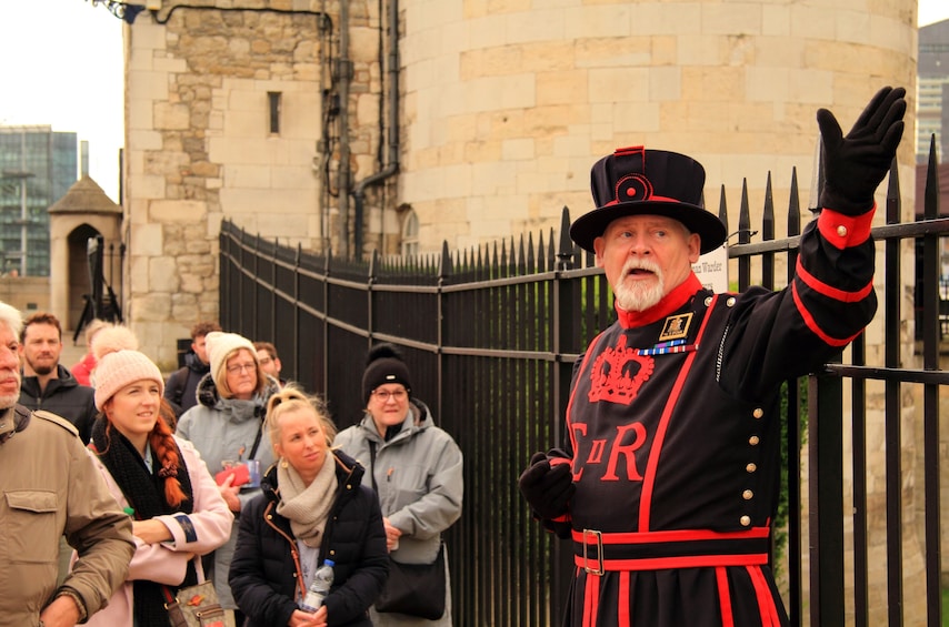 Tower of London Early Morning Tour with a Beefeater Guard